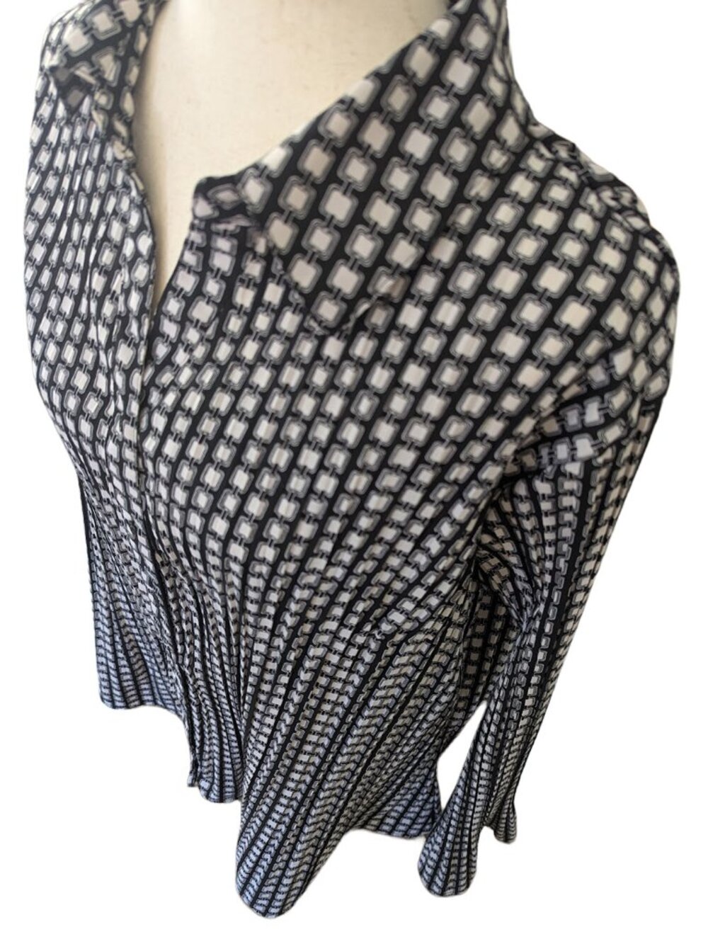 East 5th Black and White Geometric Pleated Button Down Blouse - Picture 4 of 12